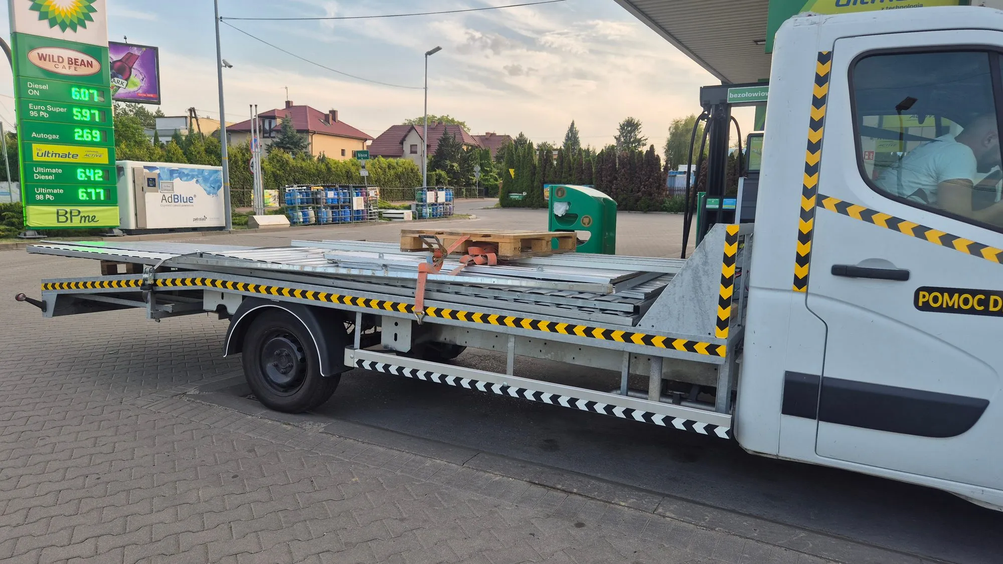 Laweta z ładunkiem na paletach podczas tankowania